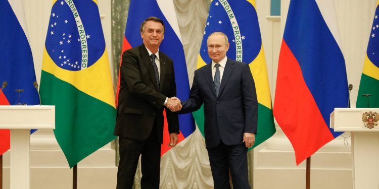 Rússia pede suspensão da exportação de fertilizantes devido à guerra na Ucrânia; Bolsonaro fica sob pressão