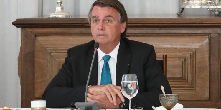 Bolsonaro dá entrada em hospital de Brasília