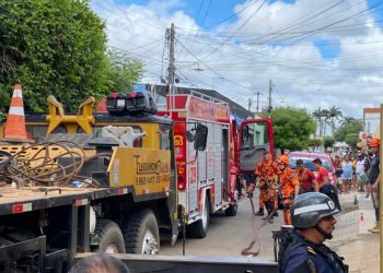 Equipe do Corpo de Bombeiros continua com os trabalhos neste domingo (27 (Foto: Edson Freitas)