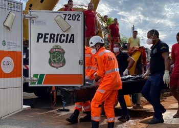 O resgate do corpo foi realizado por meio de içamento (Foto: Edson Freitas)
