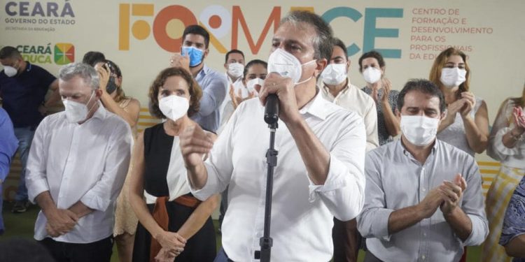 ‘Saindo agora, o estado estará em excelentes mãos’, diz Camilo Santana sobre Izolda Cela