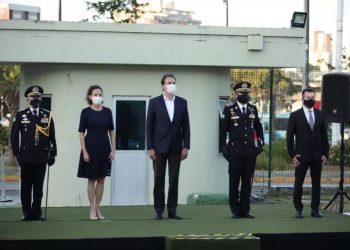 Camilo Santana e Izolda Cela durante cerimônia em Fortaleza (Foto: Cicero Oliveira/SSPDS)