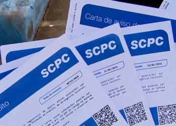 Correspondências com avisos de dívidas do SCPC (Foto: Ely Venâncio/EPTV)