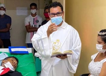 Padre celebrou a união no hospital municipal. Noivo casou deitado em uma maca (Foto: Divulgação/Prefeitura de Garrafão do Norte)