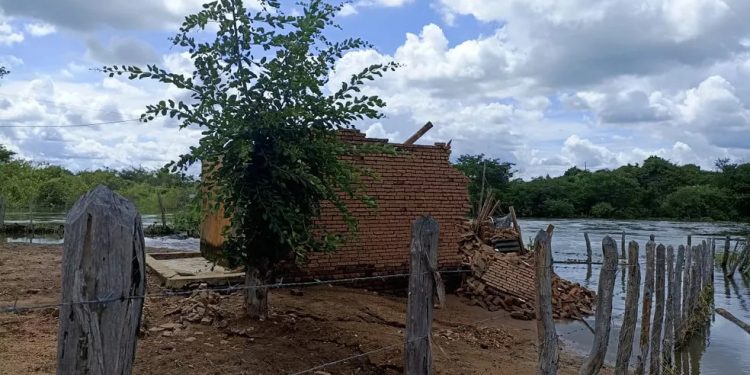 Cheia do Açude Ubaldinho, em Cedro, afeta estrutura de residências próximas (Foto: Divulgação/Corpo de Bombeiros)