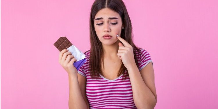 Chocolate realmente faz mal para a pele? Dermatologistas explicam