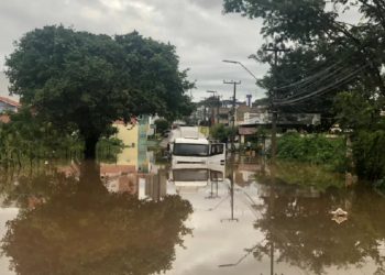 Caminhoneiro tentou passar pela Avenida Plácido Aderaldo Castelo e ficou pelo caminho (Foto: Patrícia Silva/SVM)