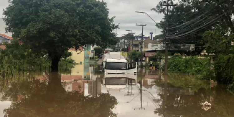 Caminhoneiro tentou passar pela Avenida Plácido Aderaldo Castelo e ficou pelo caminho (Foto: Patrícia Silva/SVM)