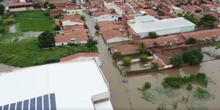 Vídeo: Chuva provoca rompimento de barragens, inunda ruas e força saída de moradores de casas em Várzea Alegre