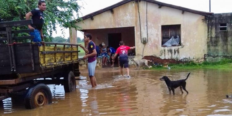 Agricultora dorme pronta para deixar casa a qualquer momento por causa da chuva em Várzea Alegre: ‘medo não passou’