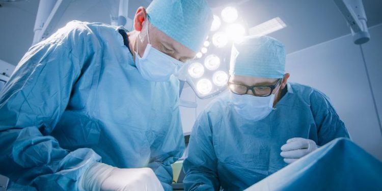 Menino de 7 anos com dois pênis faz cirurgia para remover um dos órgãos