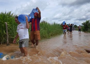 Força-tarefa é montada na comunidade de Caraíbas, em Várzea Alegre, para entrega de água e mantimentos às famílias atingidas após a barragem romper (Foto: Wandenberg Belem)