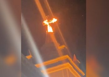 Cruz feita com material de acrílico ficou consumida pelas chamas em Missão Velha (Foto: Arquivo pessoal)