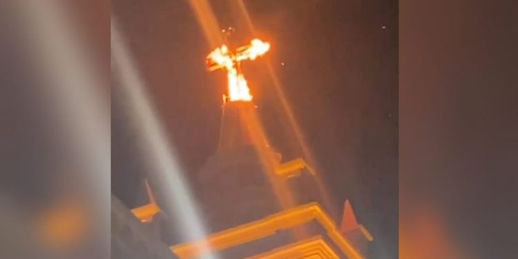 Missão Velha: cruz em torre de igreja pega fogo durante celebração da missa de cinzas