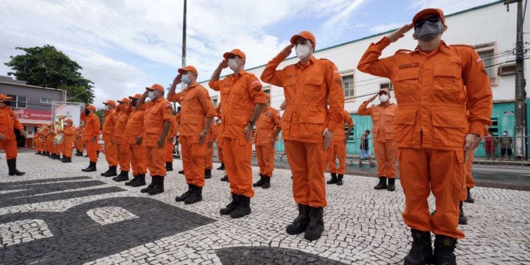 Governador Camilo Santana entrega novos equipamentos e fardamento para o Corpo de Bombeiros