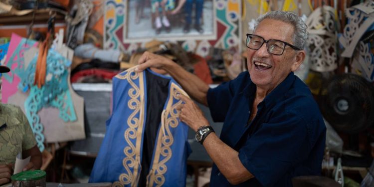 Por sua contribuição à arte e a cultura, mestre Espedito Seleiro é um dos agraciados com a Medalha da Abolição