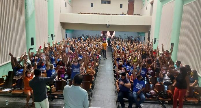 Professores de Barbalha deflagram greve após Prefeitura reduzir reajuste de 33,24% para 11%