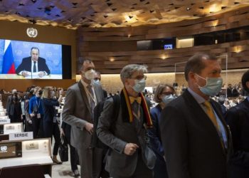 O ministro das Relações Exteriores da Dinamarca, Jeppe Kofod, sai junto com outros diplomatas, enquanto a mensagem em vídeo do ministro das Relações Exteriores da Rússia, Sergey Lavrov, é exibida no Conselho de Direitos Humanos da ONU em Genebra (Foto: Kristoffer Jonsson/Reuters)