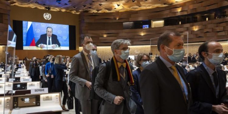 Dezenas de diplomatas boicotam chanceler da Rússia na ONU; Brasil não adere