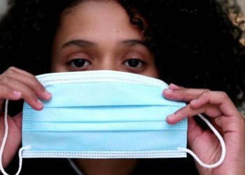 A obrigatoriedade está mantida para lugares fechados e no transporte público (Foto: Shutterstock)