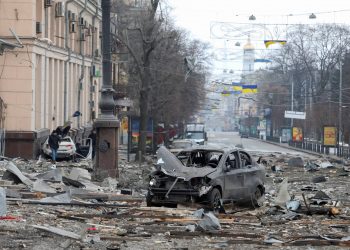 Área atingida por míssil no centro de Kharkiv, segunda maior cidade da Ucrânia (Foto: Viacheslav Madievski/Reuters)