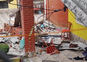 Área onde a rede estava ficou destruída após queda de estrutura (Foto: Débora Carvalho/TV Diário)