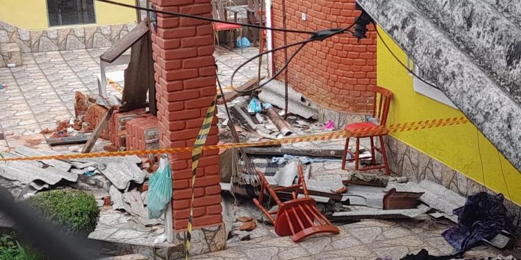 Área onde a rede estava ficou destruída após queda de estrutura (Foto: Débora Carvalho/TV Diário)