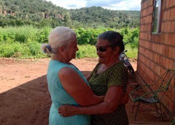 Idosa viaja mais de 2 mil km e reencontra irmã gêmea que não via há 70 anos