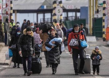 Família de refugiados cruza fronteira da Ucrânia com a Polônia (Foto: Wojtek Radwanski/AFP)