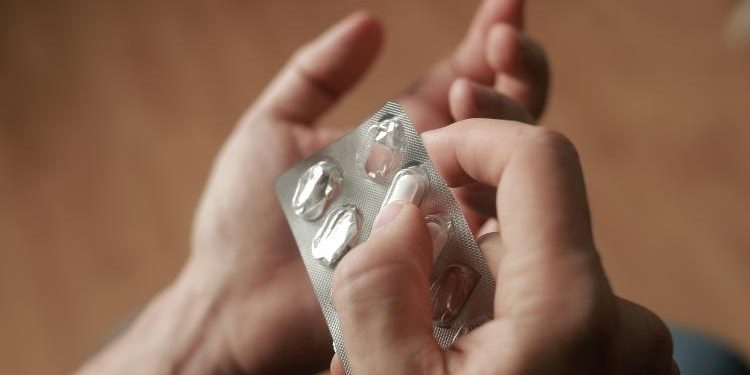 Com água, leite, qualquer hora? O que você precisa saber ao tomar remédios