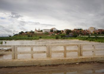 Ponte sobre o rio Salamanca, em Barbalha, em dia de cheia (Foto: Arquivo)