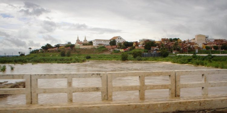 Barbalha: homem é levado por correnteza de rio ao tentar passar pelo local montado em animal