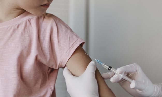 Com 3º ano de vacinação em queda, Brasil recria geração desprotegida