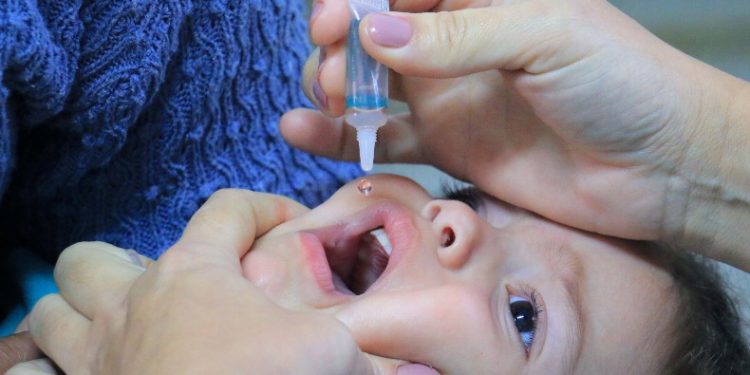 Baixa vacinação no Brasil e novos casos no mundo acendem alerta para retorno da pólio