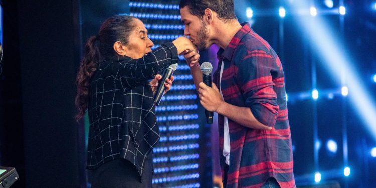 No Domingão, mãe de Vyni relata sofrimento com ausência do filho durante o BBB 22: ‘não comia’