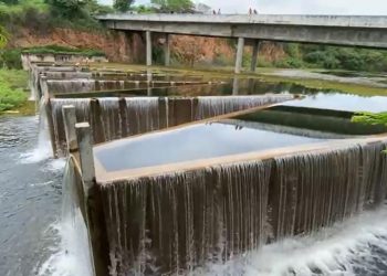 O Açude Ubaldinho foi o quarto a sangrar neste ano. O reservatório fica na divisa dos municípios de Cedro e Várzea Alegre, na região Centro-Sul do Ceará (Foto: Reprodução)