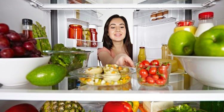 Alimentos têm lugar certo na geladeira; onde guardar e por que seguir ordem