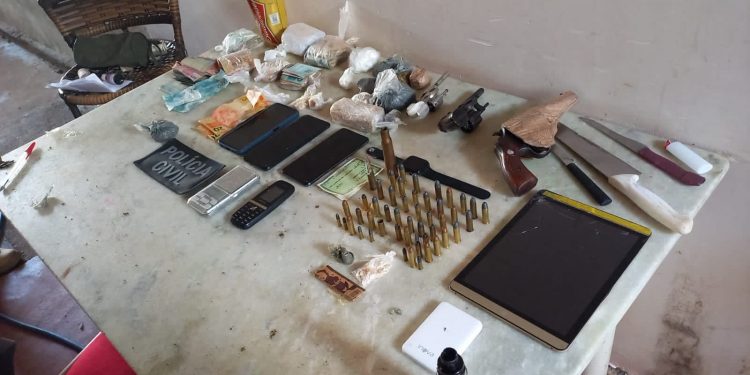 Drogas, armas, munições, dinheiro e celulares são apreendidos pela Polícia Civil em Crato