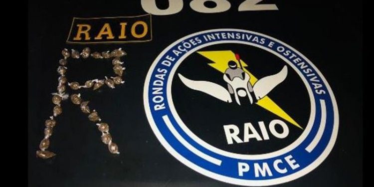 Suspeito vê polícia chegando, foge e deixa droga para trás em Várzea Alegre