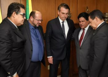 Bolsonaro e Hamilton Mourão, durante encontro com Pastor Gilmar dos Santos, Presidente da Igreja Assembleia de Deus de Missão de Todos os Santos; Pastor Airton Moura Correia, Igreja Assembleia de Deus de Missão de Todos os Santos e Pastor José do Nascimento Pires Sampaio Junior, Igreja Assembleia de Deus de Missão de Todos os Santos (Foto: Marcos Corrêa/PR)