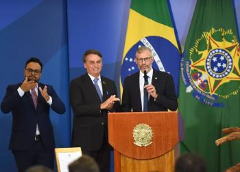 O presidente Jair Bolsonaro (à esquerda) e o novo ministro da Educação, Victor Godoy Veiga (à direita) durante cerimônia que lançou programa Wi-Fi Brasil nas escolas (Foto: Luis Fortes/MEC)