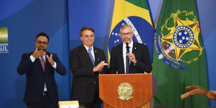 Bolsonaro oficializa Victor Godoy no MEC, mas deixa aberta chance de retorno de Milton Ribeiro