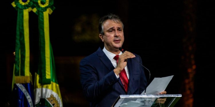 Em discurso emocionado, Camilo se despede do Governo com balanço da gestão e aplausos a Izolda