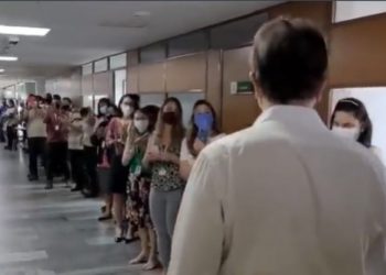 Camilo Santana ao deixar gabinete é aplaudido por servidores (Foto: Reprodução/Twitter Camilo Santana)