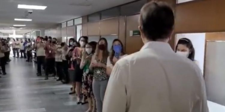 Ao deixar gabinete, Camilo recebe homenagem de servidores e agradece; assista