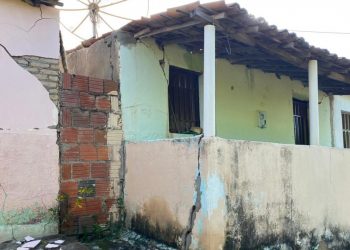 Casas tiveram que ser esvaziadas após o surgimento de rachaduras, em Missão Velha (Foto: Edson Freitas/SVM)