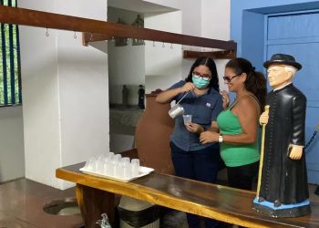 Romeiros tomam água no Casarão do Horto, em Juazeiro do Norte (Foto:  Reprodução)