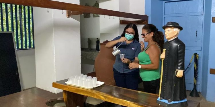 Casarão do Horto, em Juazeiro do Norte, retoma tradição de ‘beber água no pote do Padre Cícero’