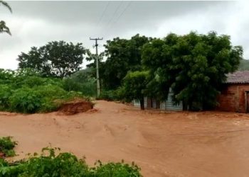 Ruas da cidade ficaram completamente alagadas após as chuvas das últimas 24 horas (Foto: Reprodução)