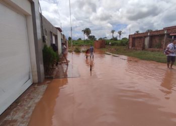 Algumas casas ficaram completamente e alagadas no bairro Cirolândia, após às chuvas desta quarta-feira (13) (Foto: Guilherme Carvalho/Rádio CBN Cariri)